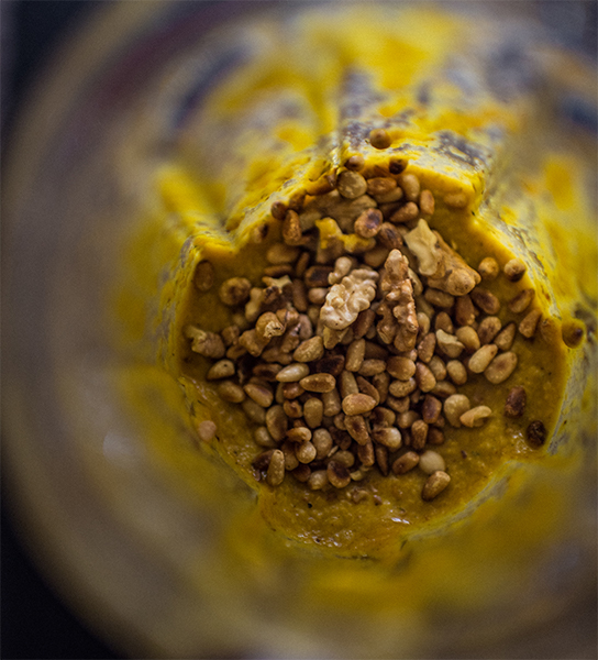 Image, Vue de dessus dans un mélangeur. Une masse jaune et des noix peuvent être vus dans le mélangeur.