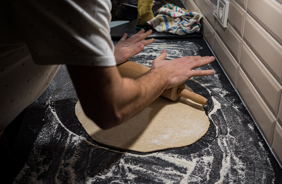 Image, Un chef Rucolino étale la pâte dans sa cuisine. Le cuisinier peut être vu.